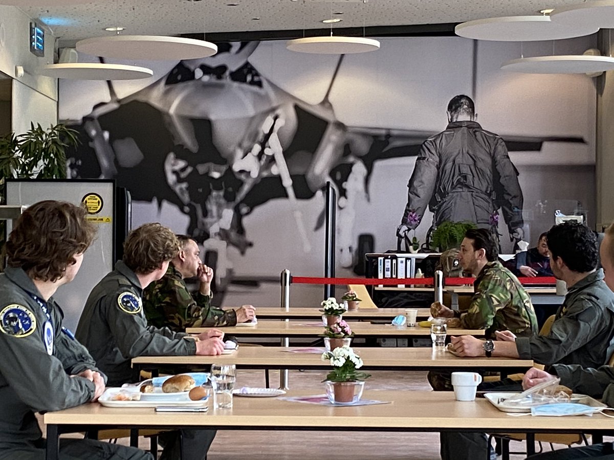 Bij de <a href="/Kon_Luchtmacht/">Koninklijke Luchtmacht</a> spreken we iedere dag over 5GAF. Voor jullie info, hier ZIT de nieuwe generatie van de luchtmacht; EMVO leerlingen voor training bij het <a href="/CML_KLu/">CML</a>. Jong en oud aan de lunch bij het Centrum voor Mens en Luchtvaart.