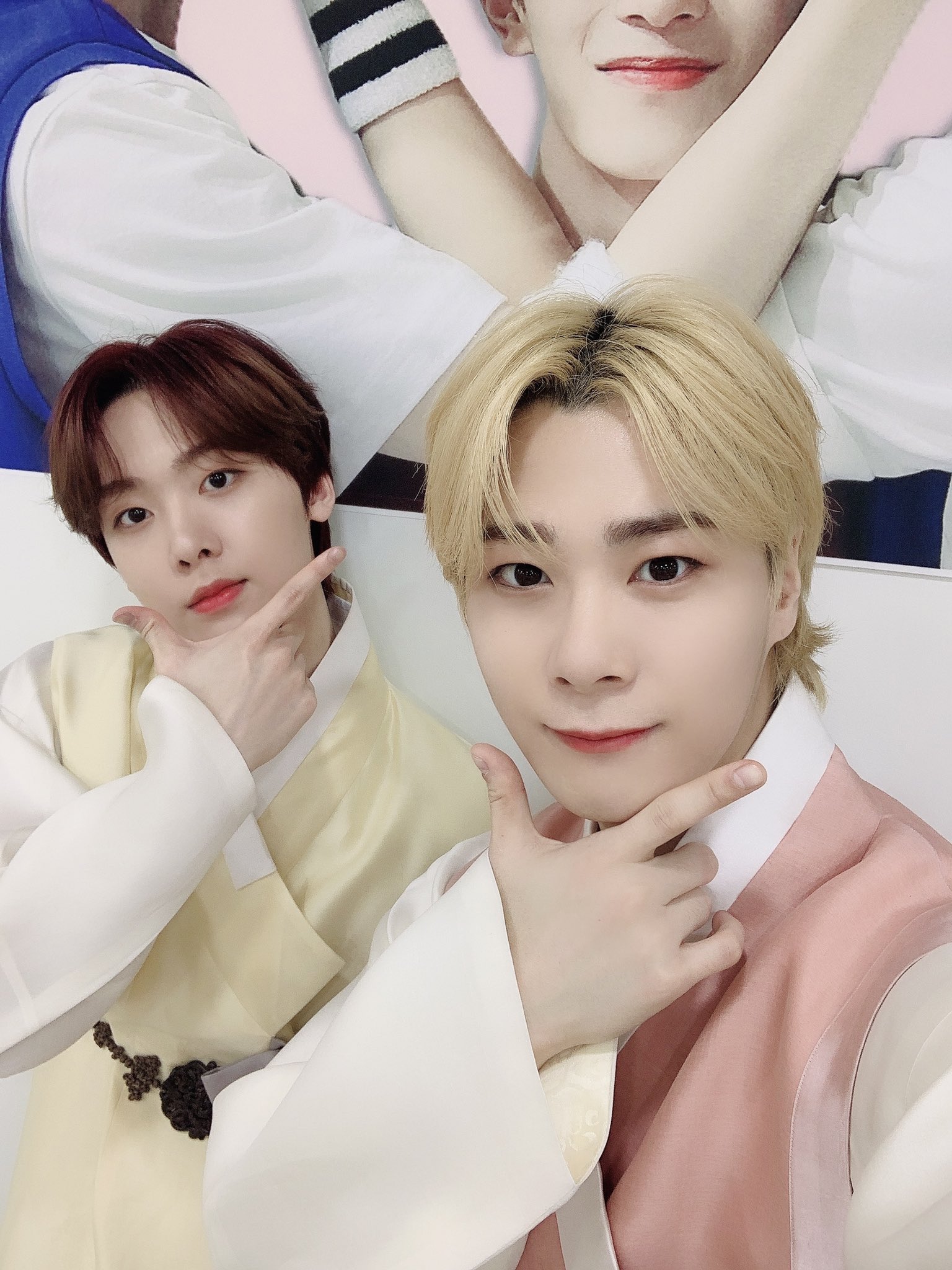 ASTRO MAGAZINE ムンビン ユンサナ タンコン ₊˚✩⊹ 韓国6人組ボーイズグループASTRO ムンビン＆サナによる3枚⽬の