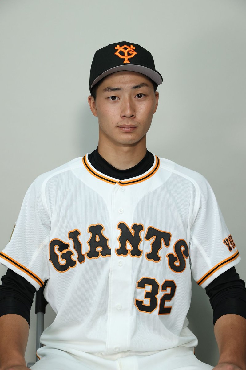 ヤクルトから巨人にトレード移籍した廣岡大志選手の球団公式顔写真