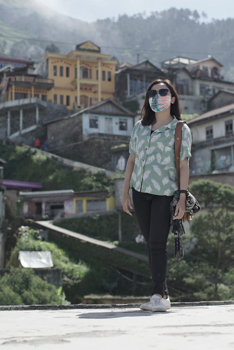 5. Dusun Butuh ( Gunung Sumbing )
Ini dia yang sempet viral, awalnya di kalangan pendaki tapi sekarang jadi lokasi wisata foto - foto favorit wisatawan.
Karena lokasi rumah warga yang unik, berderet di lereng gunung, dusun butuh sekarang terkenal dengan sebutan Nepal van Java