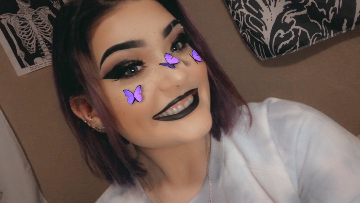 reagers_101's tweet photo. Damn Twitter missed my whole purple hair phase. Hello sorry I’m back. But I don’t have purple hair anymore 💀 https://t.co/xFDyvu3vHw