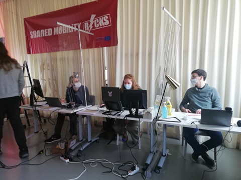 Autodelen_net's tweet image. 24 hours, 12 rockings sessions in 10 international studios, 67 speakers &amp;amp; more than 1.100 participants from over 65 different countries! 
From our studio in Ghent we are hosting the - already- legendary edition of Shared Mobility Rocks. Let&apos;s ROCK AROUND THE CLOCK!  #SMR2021