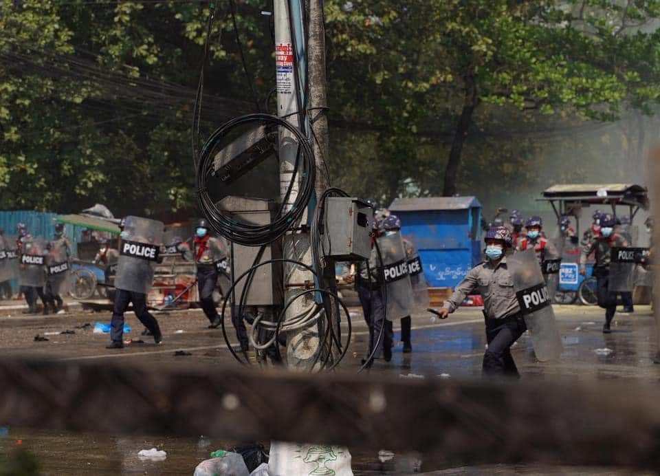 alwaysbinic's tweet photo. at Insein Yangon: junta terrorist crack-down the protestors and a lot of them arrested 
@KenRoth @RapporteurUn @UNHumanRights @YourAnonCentral @freya_cole @MilkTeaMM_MTAM 

JUSTICE FOR MYANMAR

#Mar3Coup
#WhatsHappeningInMyanmar https://t.co/20eEDZGIrD