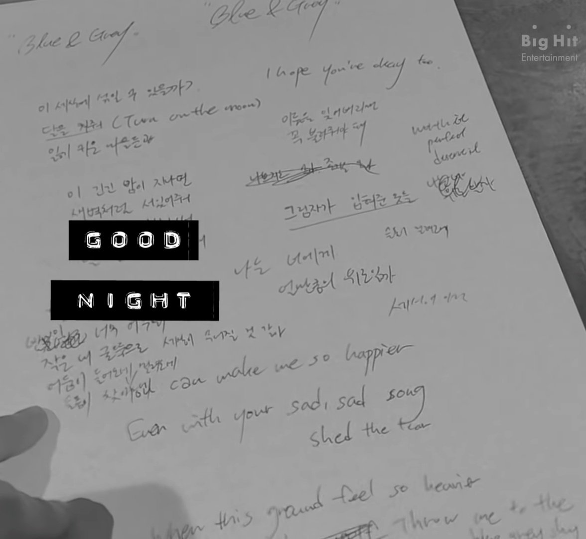 BTSNewsBrasil's tweet image. 📸 Parece que esta é a parte que o Namjoon fez para Blue &amp;amp; Grey mas acabou não entrando na versão final da música 🥺

‘Quando esta longa, longa noite passar, por favor, fique de pé como se fosse de manhã’

 'Quanto conforto eu sou para você?'

+