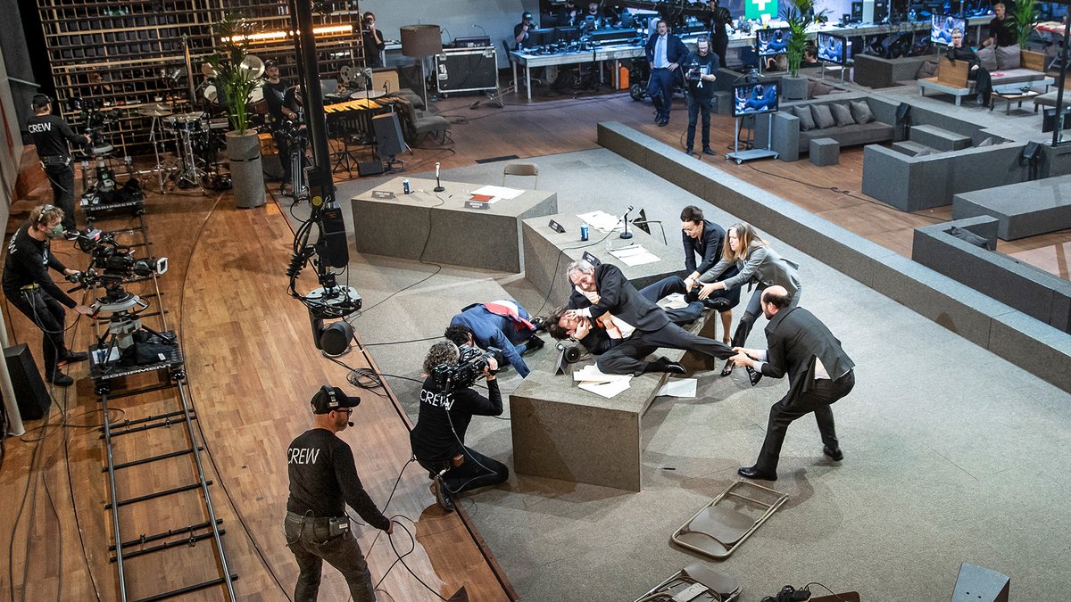 'Romeinse tragedies' is de grootste productie ooit van toneelregisseur Ivo van Hove en is wereldwijd bejubeld. Vanaf 31 mei is de 10-delige bewerking van het zes uur durende stuk van @ITAensemble op #NPO2 te zien. vpro.nl/romeinsetraged…