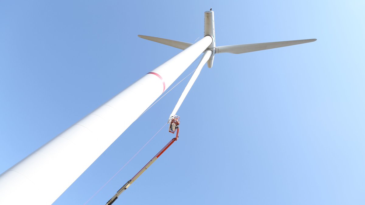 BladeExtension's tweet image. The #RBE presents many advantages, including the possibility to increase the wind farm’s Annual Energy Production, without replacing the rotor blades or the wind turbines, thanks to the way the installation is carried out: on-site and on a hanging blade. 

rotorbladeextension.com/advantages-of-…