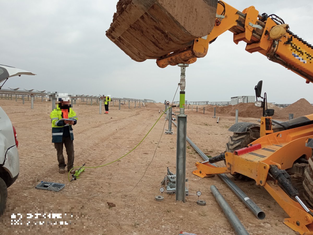 elaborex's tweet photo. Seguimos avanzando con ensayos #PullOutTest sobre perfiles en plantas fotovoltaicas. 
(PFV Aliagar-I, Zaragoza) #POT https://t.co/oKg7BZsbCa