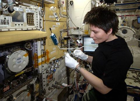 spaceis_cool's tweet photo. #dafare lassรน ๐:
- sperimenti sulla piattaforma esterna #ISS #Bartolomeo (studi legati alle telecomunicazioni);
- programmi di ricerca scientifica @ASI_spazio, giร in corso e in via di selezione;
- stampare metalli in #3D ๐ก
E altro!
@AstroSamantha
#Cristofoready
@ESA_Italia https://t.co/Rbz3S0zrr9