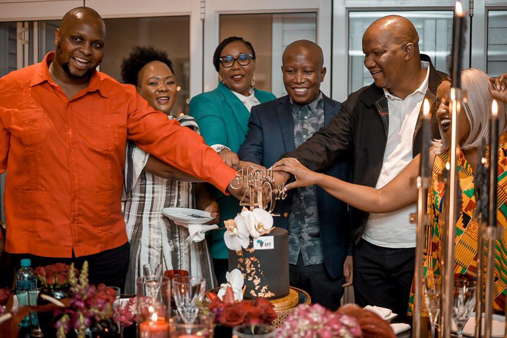 Nawe Floyd nama overalls emcimbini.

Happy birthday Julius Malema 