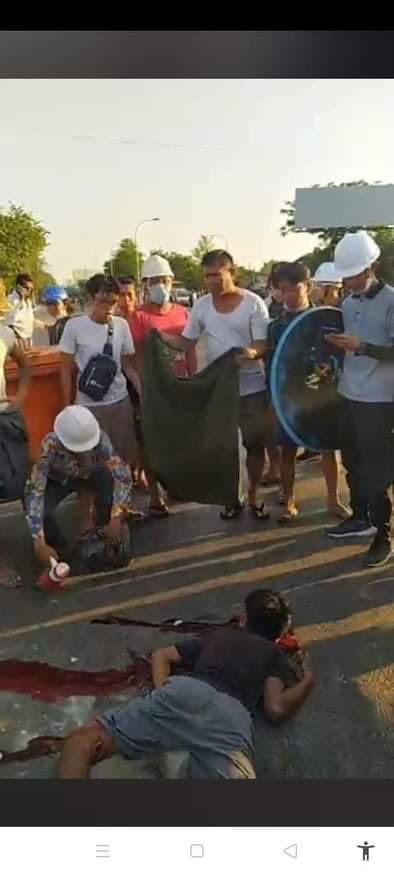 MVocaloid's tweet photo. They used sub machine gun on people. 4 of them were hit and passed away. Really is this the extent of what the foreign powers can do?
#AgainstMyanmarMilitaryCoup 
#Mar3Coup https://t.co/dWd4QjJHwl