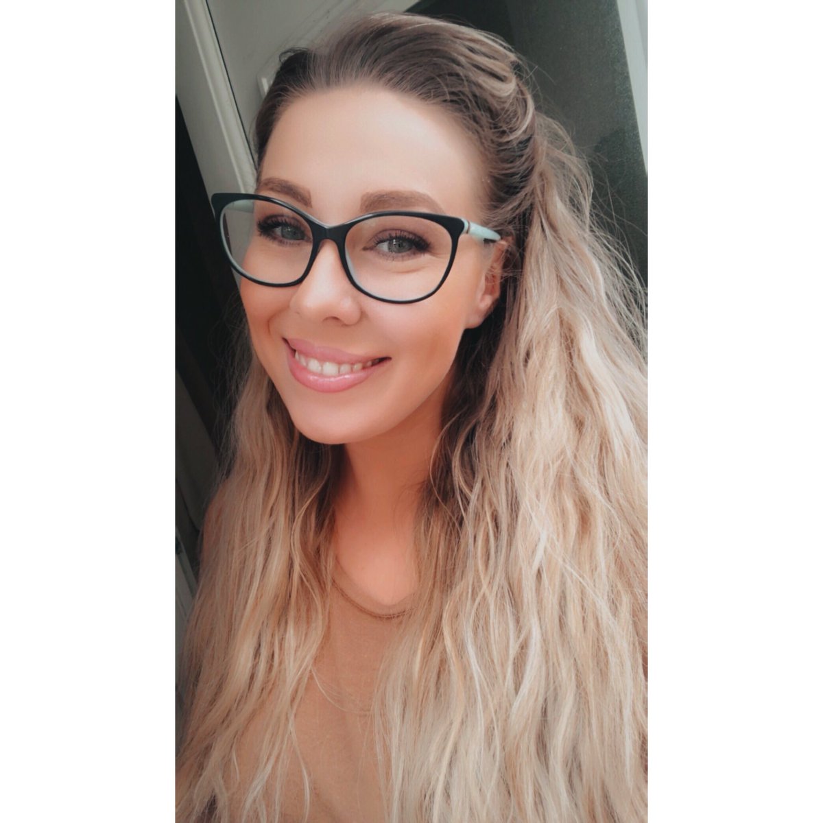 dhl_karab's tweet photo. 💙 Kara B 💙
I’ve developed a new ‘stand at the front door with a coffee’ habit it would seem 🚪☕️
The things lockdown has us doing right?!
#KaraB #Lockdown #WFH https://t.co/mLBKToIqz1