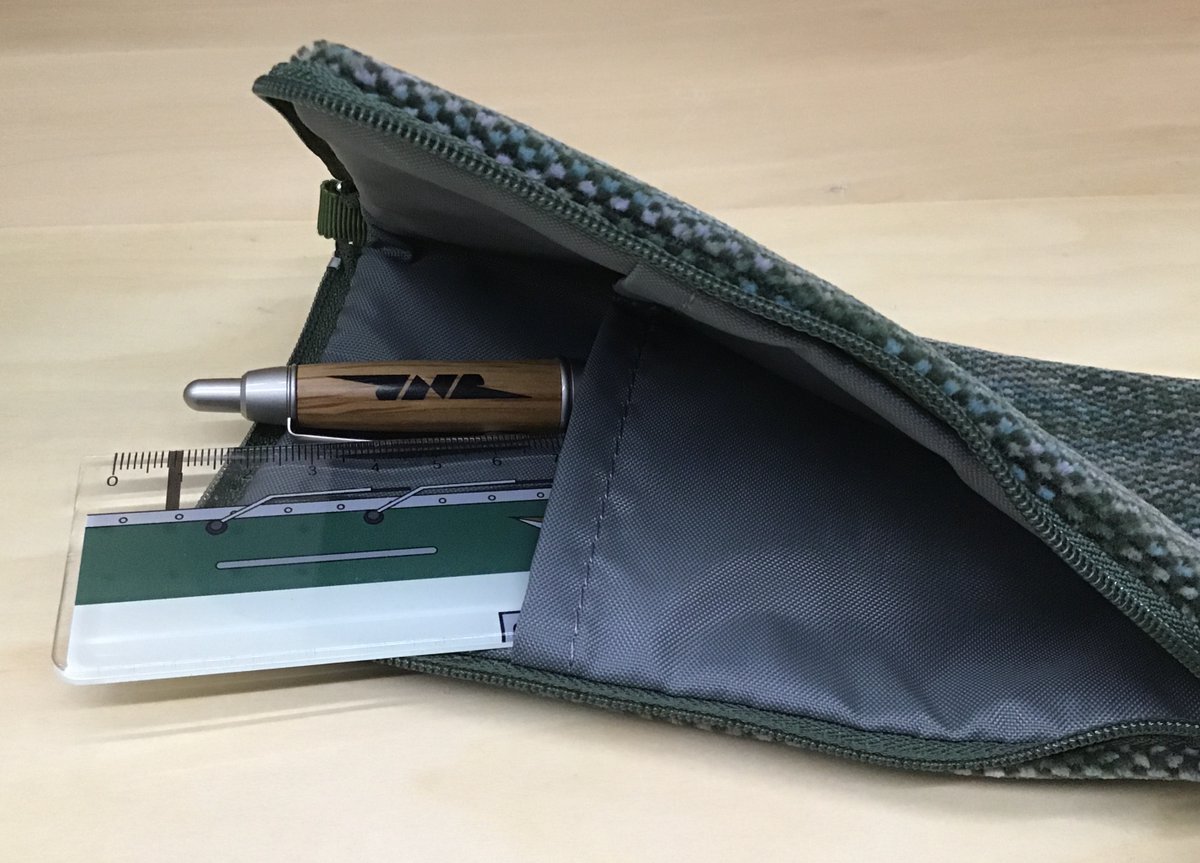 貴重な185系の座席生地を使った『ペンケース185系特急電車 ￥2500(税込