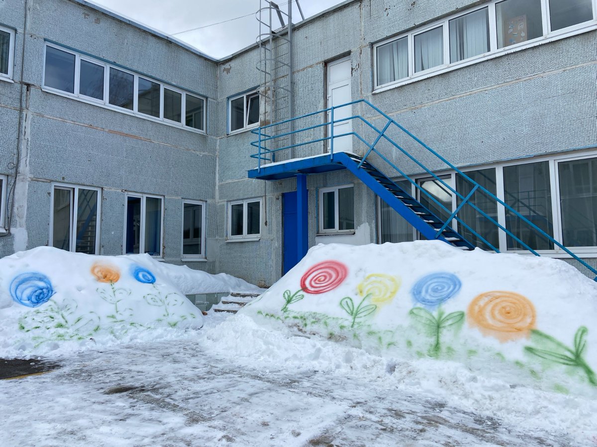 Наш подарок не простой. Его не сможешь взять рукой.
А вместе с красками, в рисунок этот, любовь и нежность вложили дети. Аллею из тюльпанов подарили дети своим мамам и бабушкам. С праздником! Здоровья, радости,счастья!@depsamobr63