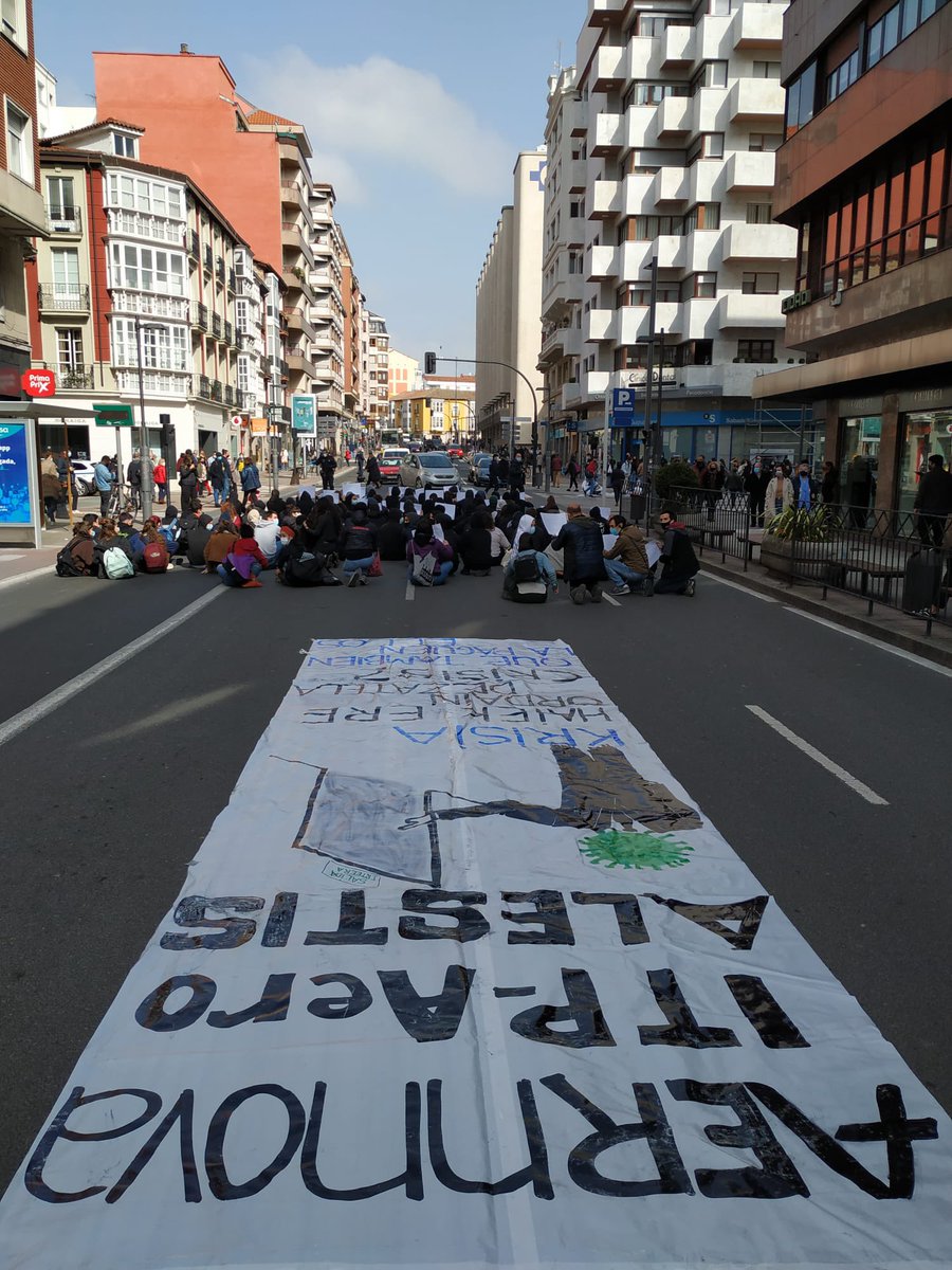 Se produce un corte de carretera a raíz de #Martxoak3 
Aernnova, Alestis, ITP-Aero... Langileria borrokan!