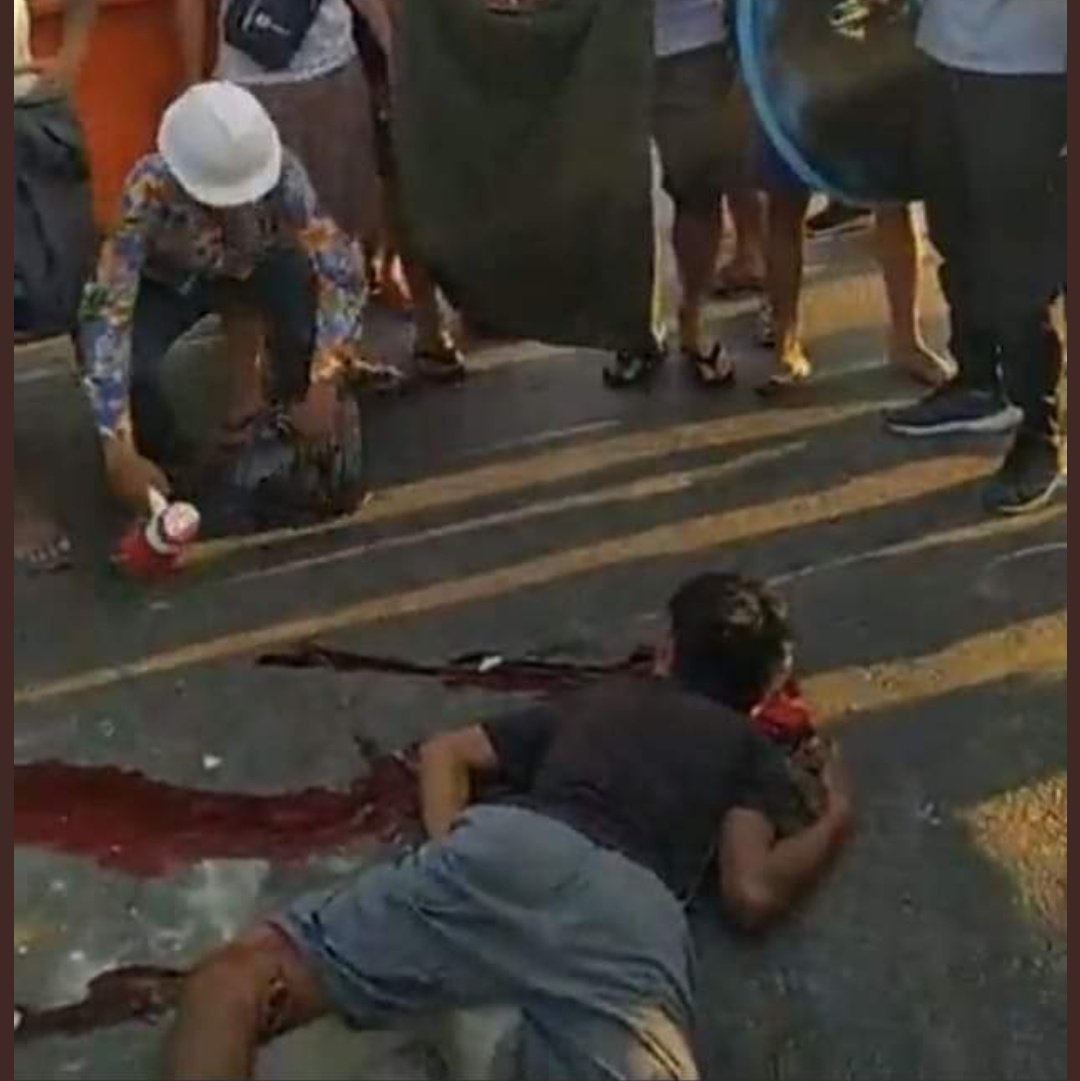 TW : violence , gunshots , bloods , dead
Burmese junta fires machine guns in North Okkalapa, Yangon.
Twelve people were injured and one was shot in the head. The machine guns are still being fired non-stop. 

JUSTICE FOR MYANMAR
#WhatsHappeningInMyanmar
#Mar3Coup