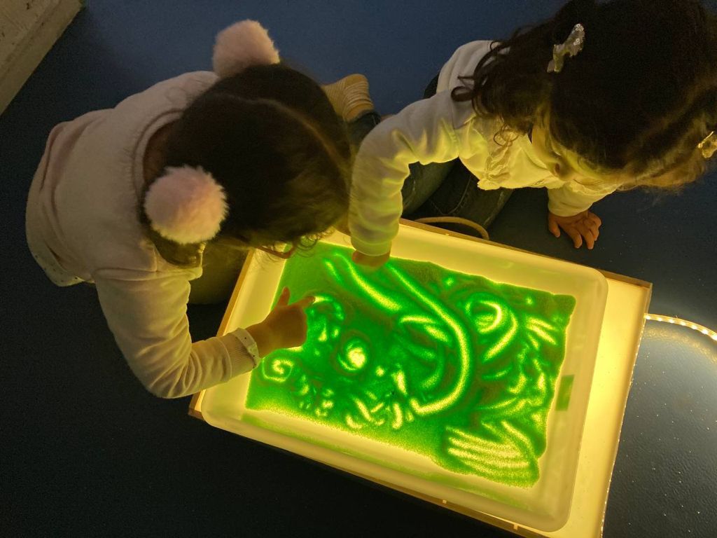EscolaSaavedra's tweet photo. Els més petits descobreixen 🔍les taules del llum per experimentar amb els colors i els diferents materials #Projectellum💡🔦 @aliancesmagnet @etseURV @AliancaStem @FundacioBofill #Steam https://t.co/9OVDKn8ikP