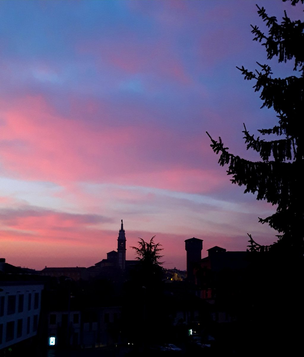 TonNervetti's tweet photo. Stamane "rosate velature" sulla città per dare inizio ad una nuova giornata.
#buongiorno https://t.co/NlXG36BfCk