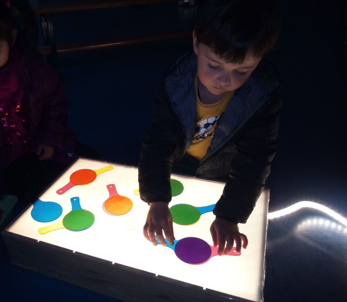 EscolaSaavedra's tweet photo. Els més petits descobreixen 🔍les taules del llum per experimentar amb els colors i els diferents materials #Projectellum💡🔦 @aliancesmagnet @etseURV @AliancaStem @FundacioBofill #Steam https://t.co/9OVDKn8ikP