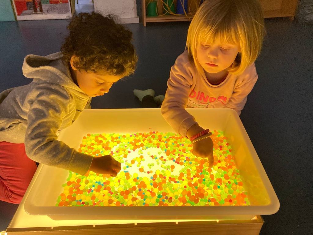 EscolaSaavedra's tweet photo. Els més petits descobreixen 🔍les taules del llum per experimentar amb els colors i els diferents materials #Projectellum💡🔦 @aliancesmagnet @etseURV @AliancaStem @FundacioBofill #Steam https://t.co/9OVDKn8ikP