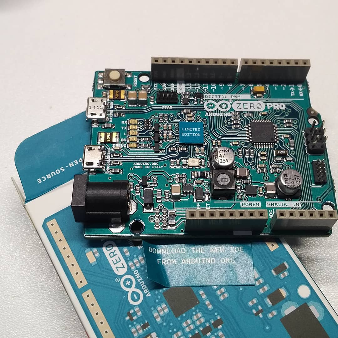 tamhanna's tweet image. #arduinozeropro. This leftover from the #arduinovsarduino civil war was one of the first #arduinoboards with an #integrateddebugger. #fredericomusto and his team never managed to integrate it into the #arduinoide, but it worked well with #atmelstudio…
📸 instagram.com/p/CL9JhWWDIlX/