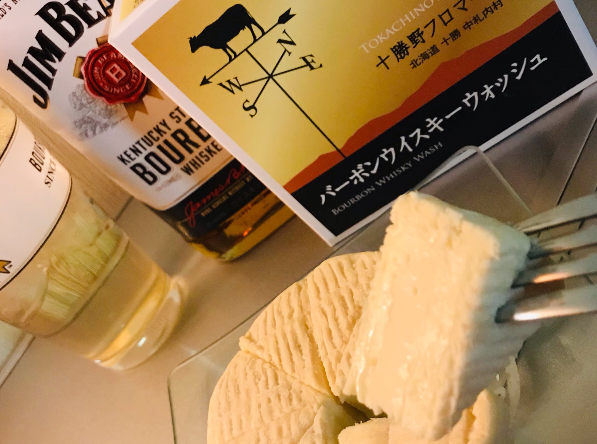 緑のビール バーボンウイスキーウォッシュのカマンベールチーズをつまみにバーボンを飲む 最高です のみ おつまみ チーズ Cheese カマンベールチーズ ウイスキー Whisky バーボン Bourbon Jimbeam ジムビーム ハイボール 北海道 Hokkaido 緑のビール バーボンウイスキーウォッシュのカマンベールチーズをつまみにバーボンを飲む 最高です のみ おつまみ チーズ Cheese カマンベールチーズ ウイスキー Whisky バーボン Bourbon Jimbeam ジムビーム ハイボール 北海道 Hokkaido