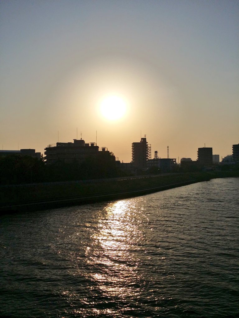 あぼ 都民9周年 こち亀op 葛飾ラプソディー に歌われた中川に浮かぶ夕日です 中川大橋付近より撮影 圭一の名字はこの中川の名前から由来しています 葛飾区 亀有 中川 両津勘吉生誕祭21 両津勘吉生誕祭 こち亀 T Co Fty5hmuzdy Twitter