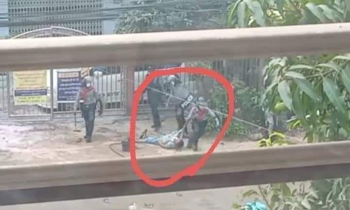 JueJue73667293's tweet photo. #This protester was already injured in the crackdown of North Okkalapa Strike !!! 
But terrorists kicked and beat that protester !!! Then they dragged violently and arrested him !!!!

JUSTICE FOR MYANMAR

#WhatsHappeningInMyanmar
#Mar3Coup https://t.co/ljzFfx3wNs https://t.co/tJLMaugpJp