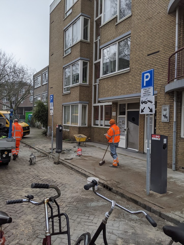 electricfelix's tweet image. Don't you love the smell of freshly placed AC charger in the morning?
Typically Amsterdam #ladepark, 2 cheap AC chargers put together by @ALFENbv &amp;amp; @heijmansnl 
Connected by @VattenfallNL 
You thought @duurzaam020 @AmsterdamNL would stop at 4000 chargers? THINK AGAIN! #expansion