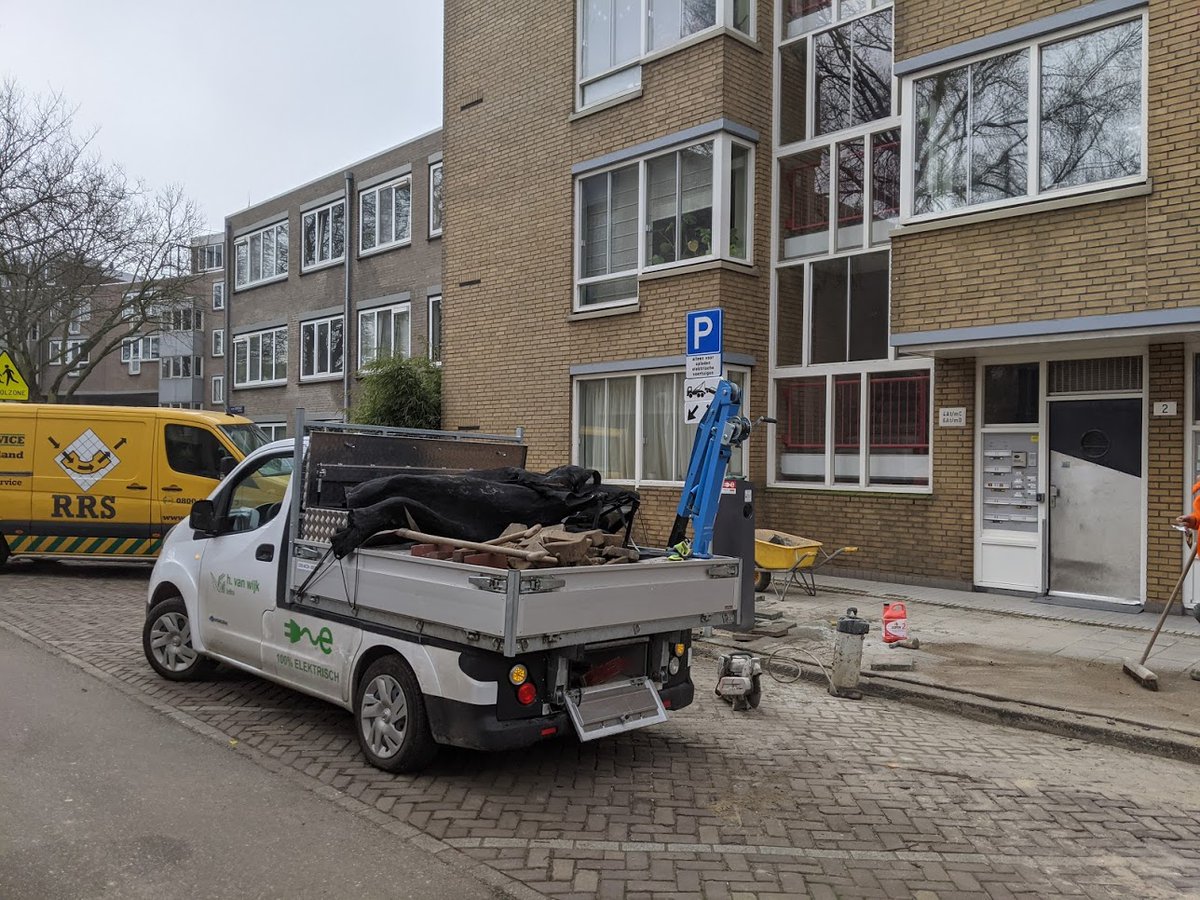 electricfelix's tweet image. Don't you love the smell of freshly placed AC charger in the morning?
Typically Amsterdam #ladepark, 2 cheap AC chargers put together by @ALFENbv &amp;amp; @heijmansnl 
Connected by @VattenfallNL 
You thought @duurzaam020 @AmsterdamNL would stop at 4000 chargers? THINK AGAIN! #expansion