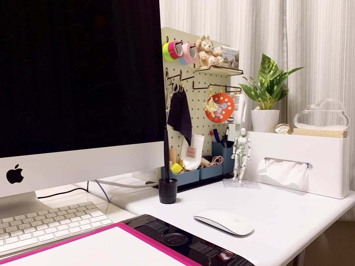 馬あぐり スタジオカバナ連載開始 デスク周り整頓してました キングジムさんの卓上有孔ボードかわいい オシャレに飾るの難しいけど秘密基地感出て楽しいです そして片付けて思ったけど今まで散らかってたから綺麗にしてるとかえって集中できない