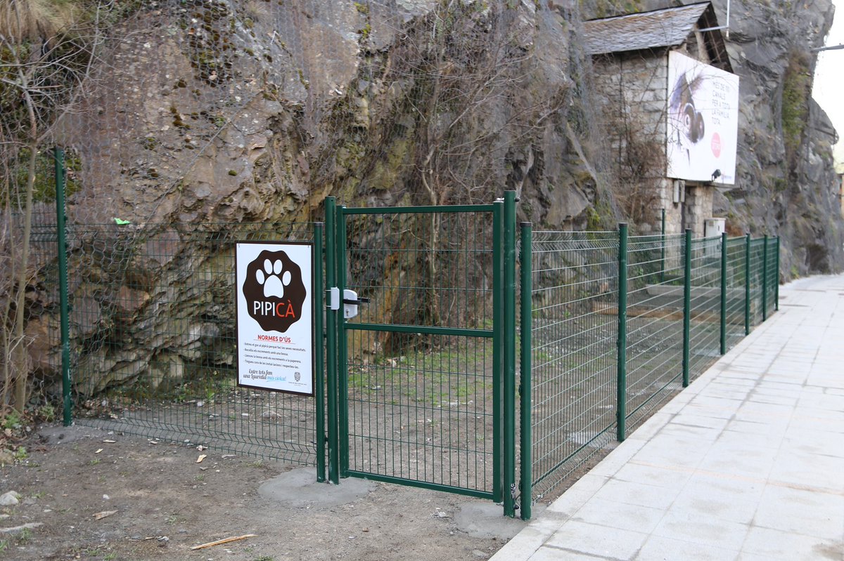 comusantjulia's tweet photo. 🆕 El Comú habilita un nou pipicà 🐕🐩 a la zona del 📍Solà
✅ un sorral habilitat amb paperera per dipositar els 💩 dels gossos, dispensador de bosses i tancat perimetralment
✅ se suma als 3 nous que s’han creat el darrer any
#pipica #gossos #sjl #civisme https://t.co/GCucOreeEK