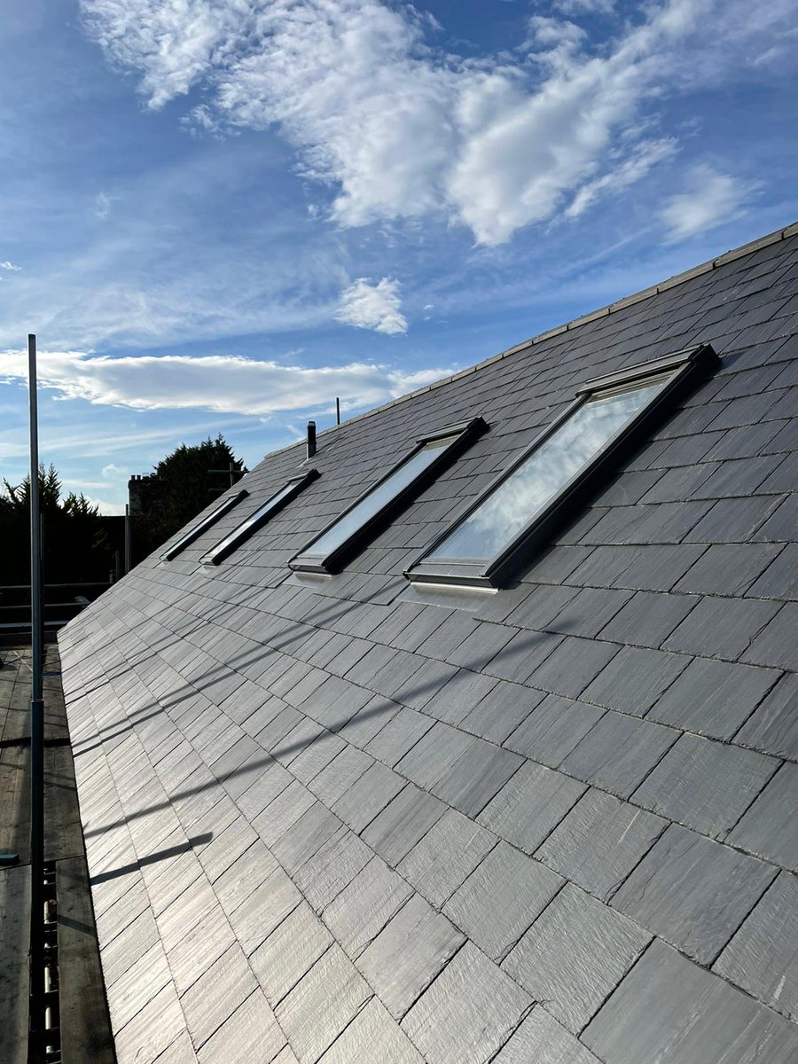 VernacularHomes's tweet photo. Are you guys ready for #Spring? Well the sun has really been shining a lot recently ☀ it has been perfect for the #slate #roof and #rooflights all to be finished on a #newbuild at Gatwick!

Find more newbuilds like this on our site 👇https://t.co/wPINanoHow https://t.co/uePRRQcNP2