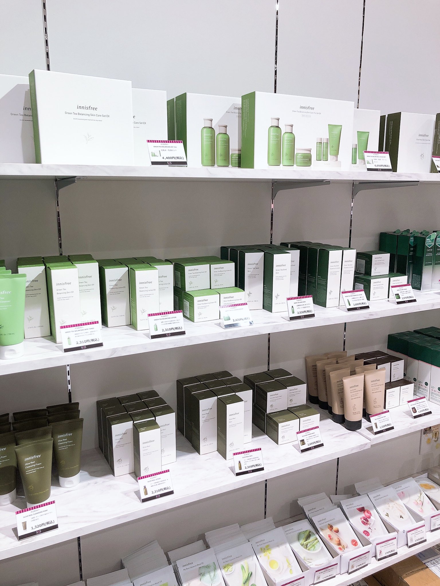 Sss スリエス Cosmetics 取り扱いブランド大幅増加 Innisfree Vt Dr Jart がこんなに大量に 全て新大久保プライスで購入頂けます 無くなる前に お早めに スリエス Sss イオンモール新利府 Cica イニスフリー