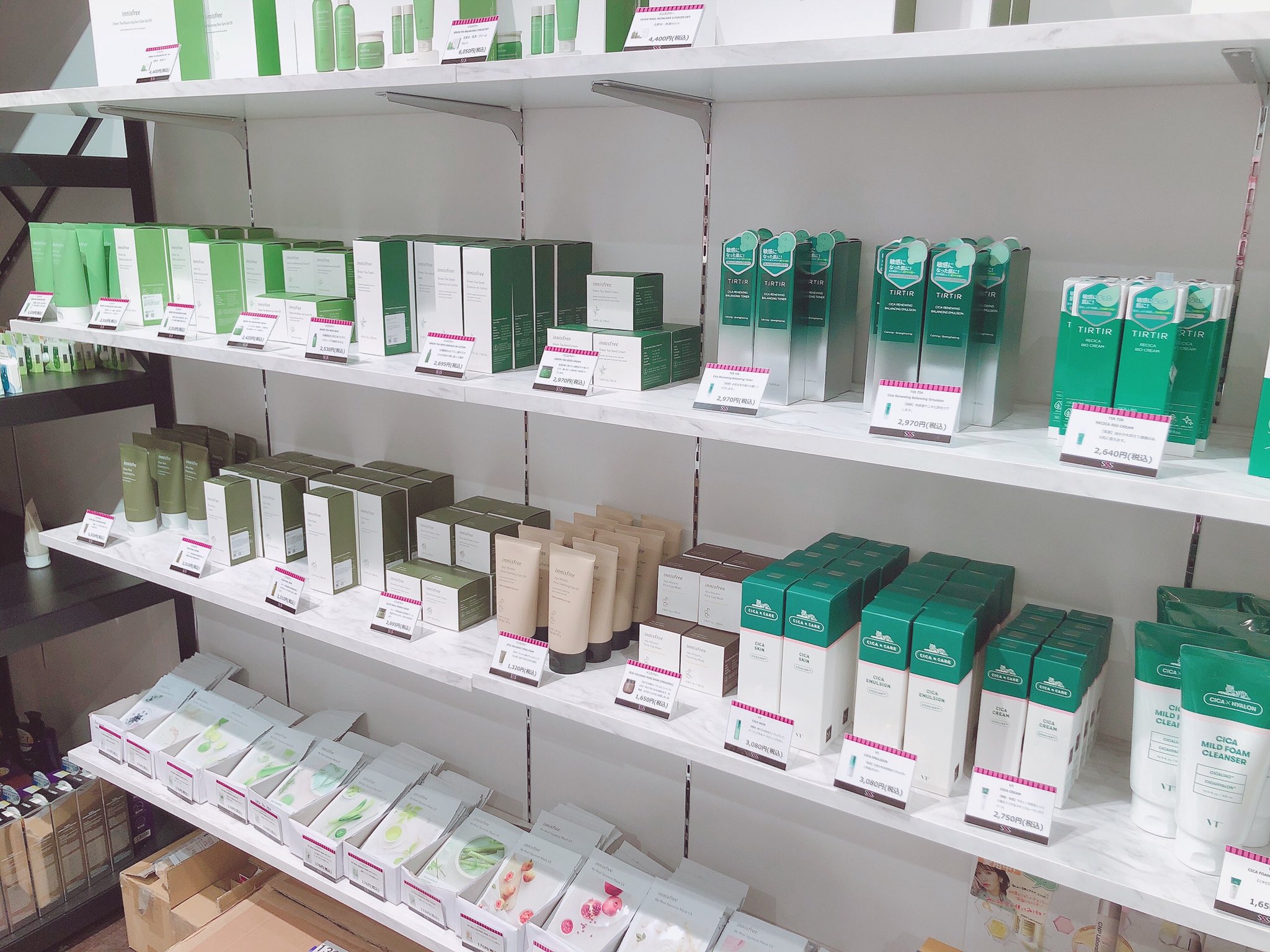 Sss スリエス Cosmetics 取り扱いブランド大幅増加 Innisfree Vt Dr Jart がこんなに大量に 全て新大久保プライスで購入頂けます 無くなる前に お早めに スリエス Sss イオンモール新利府 Cica イニスフリー