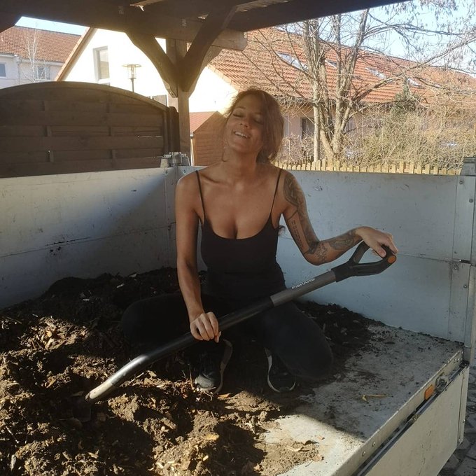 Ich mag es schmutzig 😜 Du auch? 🤭  #gartenarbeit #wettergenie&szlig;en #sonne #dirty #happy #gartengl&uuml;ck #gartenliebe<a href="/tag/gartenarbeit"class="tags">#gartenarbeit</a><a href="/tag/happy"class="tags"><span>#happy</span></a><a href="/tag/garden"class="tags"><span>#garden</span></a><a href="/tag/dirty"class="tags"><span>#dirty</span></a><a href="/tag/badgirl"class="tags"><span>#badgirl</span></a><a href="/tag/goodgirl"class="tags"><span>#goodgirl</span></a><a href="/tag/sonne"class="tags"><span>#sonne</span></a>
