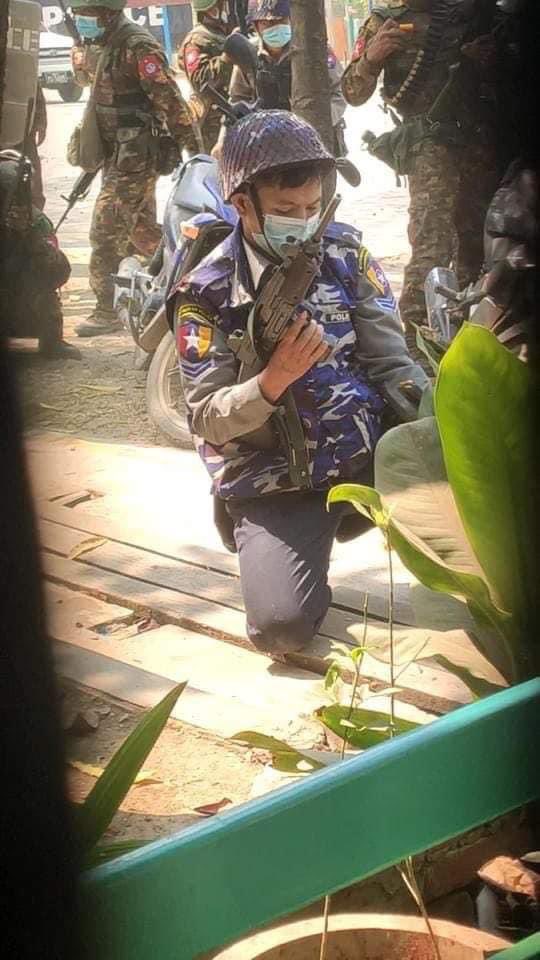 ayeayemoon's tweet photo. Evidences that the military terrorist filling real bullets in magazine/ catridge clip. #CrimesAgainstHumanity #WhatsHappeninglnMyanmar #Mar3Coup @UN_HRC @YourAnonCentral @RapporteurUn @CIJ_ICJ @drsasa_mm https://t.co/nLowsnq6X2