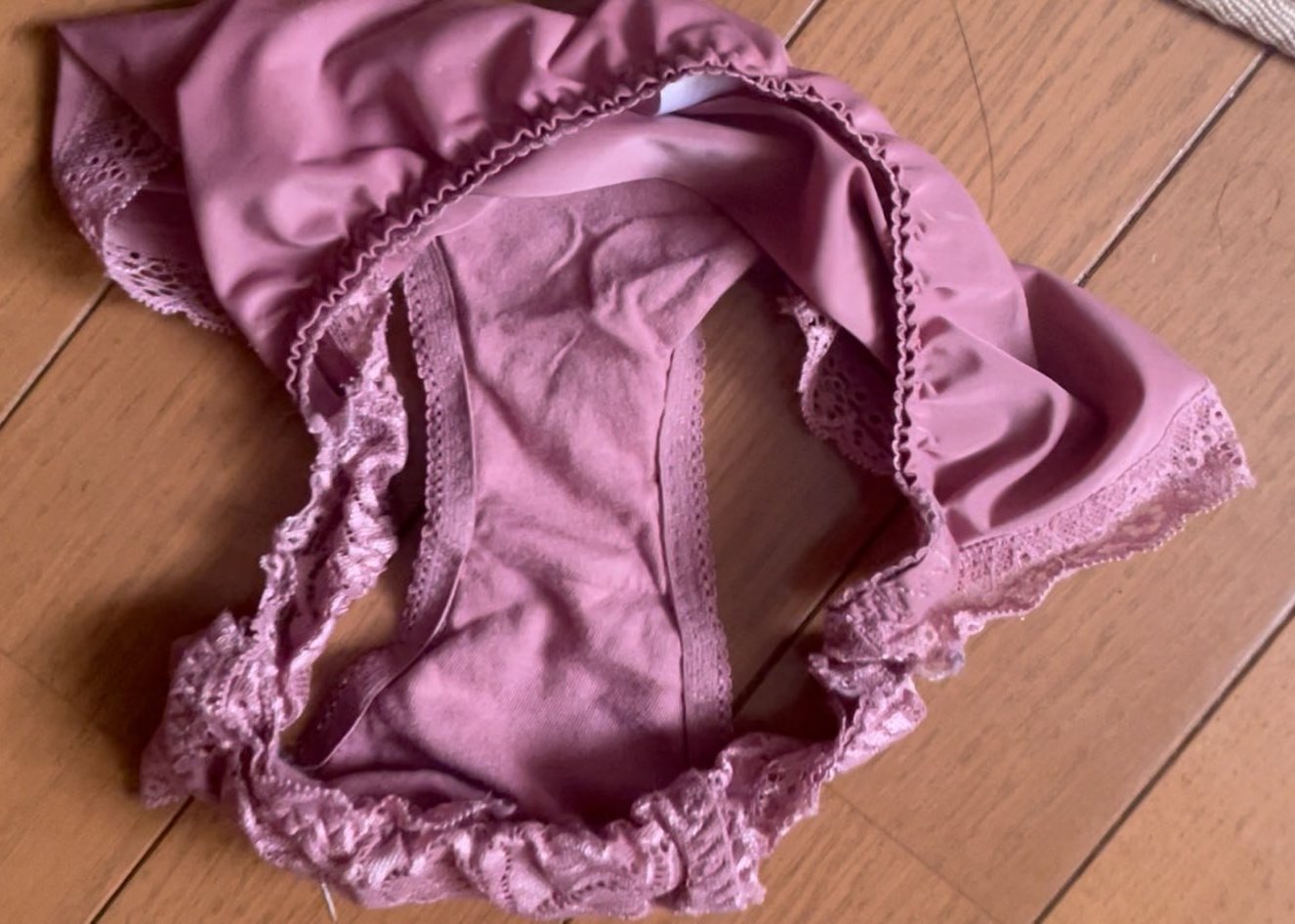 妹　クロッチ 22歳妹のパンツです。 4年前まで綿パンツ履いてた妹がお尻のシルク生地でパンコキすると気持ちい絹パンツを穿くようになりました😢  クロッチは普段から汚れないのかな⁉️それともオリモノシートしてるかパンツ綺麗なのか🤔 パンツに汚れはないのは残念です ...