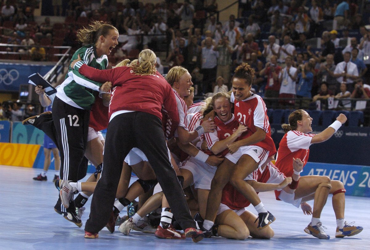 WorldSportsPix's tweet image. Our #sportsphotography retrospective with our partners @colorsport1 takes us to 2004 and the Athens Olympics. Denmark players celebrate their penalty throw shoot out victory. #Denmark v #Korea, Womens #Handball Final #Olympics.