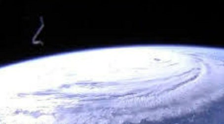 ceoaetnews's tweet photo. #WATCH
A 'space hurricane' hovered above North Pole for about 8
hrs. Until now, it was uncertain that #spacehurricanes existed. Space hurricane spotted by research team in Earth’s ionosphere was spinning in a counterclockwise direction: 🌀
#wednesdaythought
#WednesdayMotivation https://t.co/wwCQfnh1IW