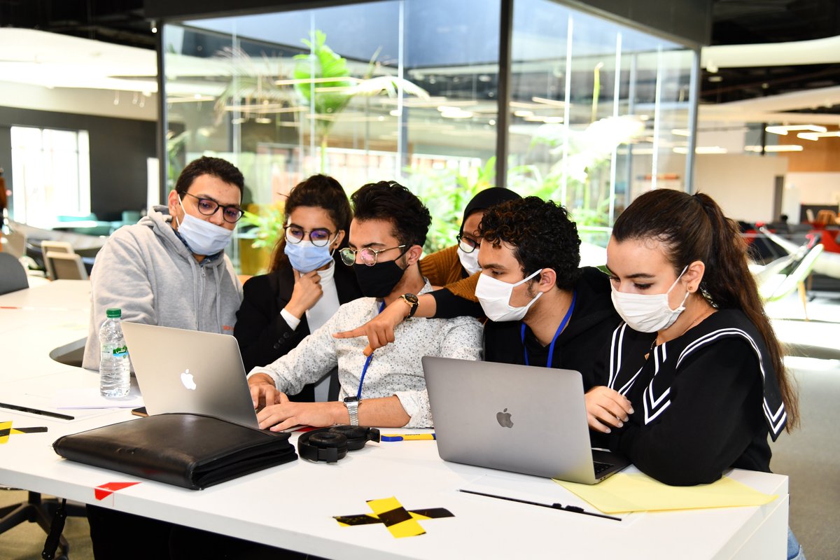 BP_Maroc's tweet image. Partenaire de la 1ère édition du #Finhack organisé par #P_Curiosity_Lab et #UM6P, #BCP a accompagné des étudiants porteurs d’idées innovantes. 
Une expérience mémorable ouvrant des perspectives de co-construction entre la Banque et les jeunes entrepreneurs !
#BCPFintech #BCPInnov