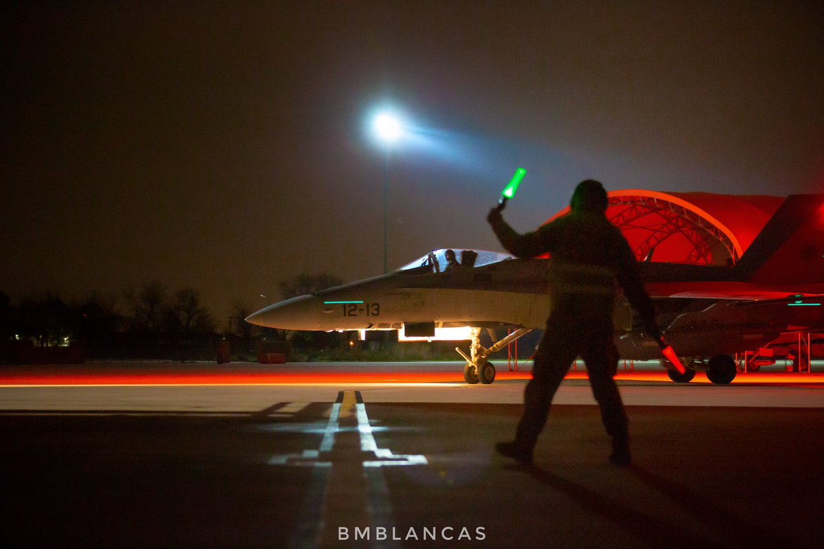 EjercitoAire's tweet image. Somos #24siete… La noche no es obstáculo para que vigilemos nuestro cielo, realicemos aeroevacuaciones, llevemos a cabo misiones de rescate, misiones de extinción de incendios, etc. En definitiva, todo lo que la sociedad espera de nosotros.

📸 @Beatrizxy 
📸@FotoViajes