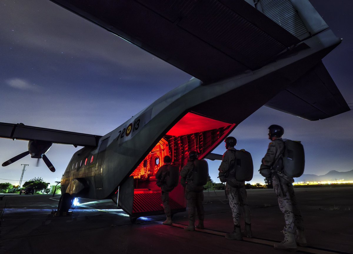 EjercitoAire's tweet image. Somos #24siete… La noche no es obstáculo para que vigilemos nuestro cielo, realicemos aeroevacuaciones, llevemos a cabo misiones de rescate, misiones de extinción de incendios, etc. En definitiva, todo lo que la sociedad espera de nosotros.

📸 @Beatrizxy 
📸@FotoViajes
