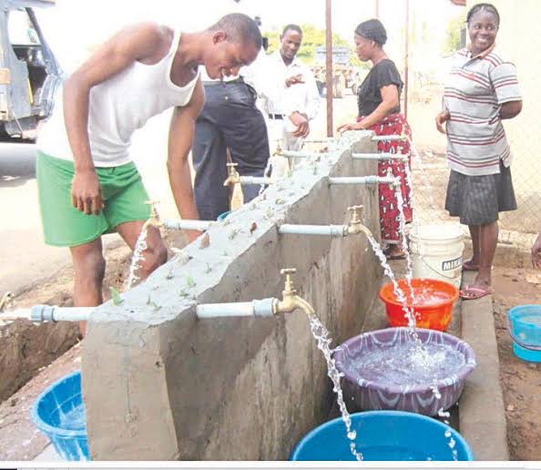 lovefmph977's tweet photo. LIVE ON AIR
#RiversToday with @OganKatura and #McDouglas
On several occasions government officials come out to execute constituency projects.
One major projects that's always on their list is the provision of pipe borne water in the rural and urban centres. https://t.co/8U0uIVriBu