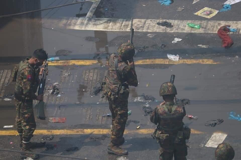 eithinzarmaung6's tweet photo. Instead of protecting the ppl, Soldiers n Polices are Killing the civilians. These are the proofs of that terrorists wearing uniforms are using Guns to shoot at the ppl Who are protesting peacefully For Democracy. #AgainstMyanmarMilitaryCoup #WhatsHappeningInMyanmar #Mar3Coup https://t.co/JRmE8axUoh