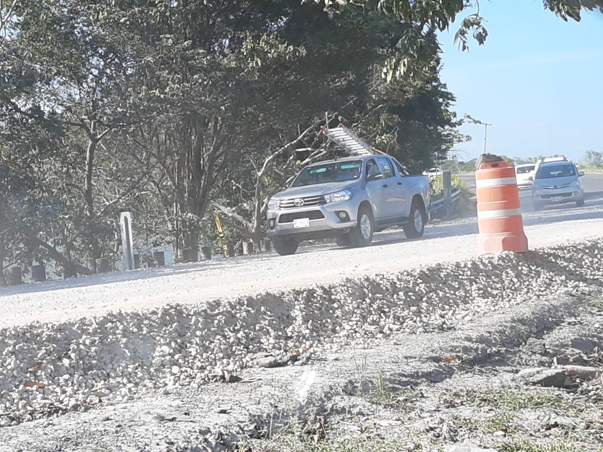 Colorado_1983's tweet photo. Está Cia. Terravias está realizando trabajos y no ha terminado un carril y ya está en el otro ocasionando tráfico y accidentes en ambos sentidos.  En las noches no hay señaes, km 9 carret vhsa a Teapa. @XEVATabasco @xevtfm  @TabascoHOY @AhoraTabasco https://t.co/W1BMdzAZLI