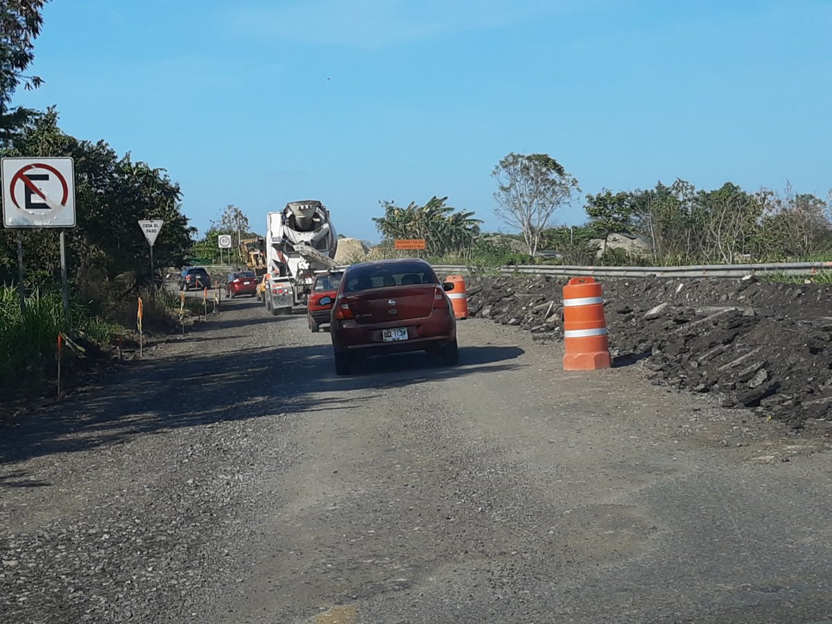 Colorado_1983's tweet photo. Está Cia. Terravias está realizando trabajos y no ha terminado un carril y ya está en el otro ocasionando tráfico y accidentes en ambos sentidos.  En las noches no hay señaes, km 9 carret vhsa a Teapa. @XEVATabasco @xevtfm  @TabascoHOY @AhoraTabasco https://t.co/W1BMdzAZLI