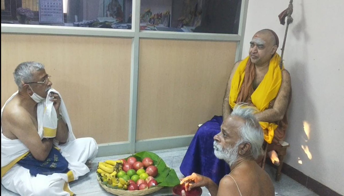 ChamuKShastry's tweet photo. Fortunate to get blessings from Sri Vijayendra Saraswati Samigal of Kanchi Peetham at SASTRA University campus this evening. He suggested 2 things - 1)An IIT specially for women 2)Give articles on Indian Knowledge Systems in Samskrit &amp; English to all IIT, IIM students every year https://t.co/nRRmyIctz1