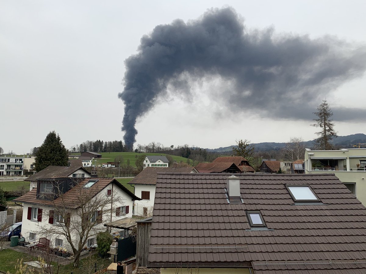 Rauchsäule über dem Zürcher Oberland. Anscheinend brennt die #Brührerfabrik in #Hinwil #Brand #Zürich #Zürcheroberland @zueriost @20min @SRF @srfzuerich @tagesanzeiger