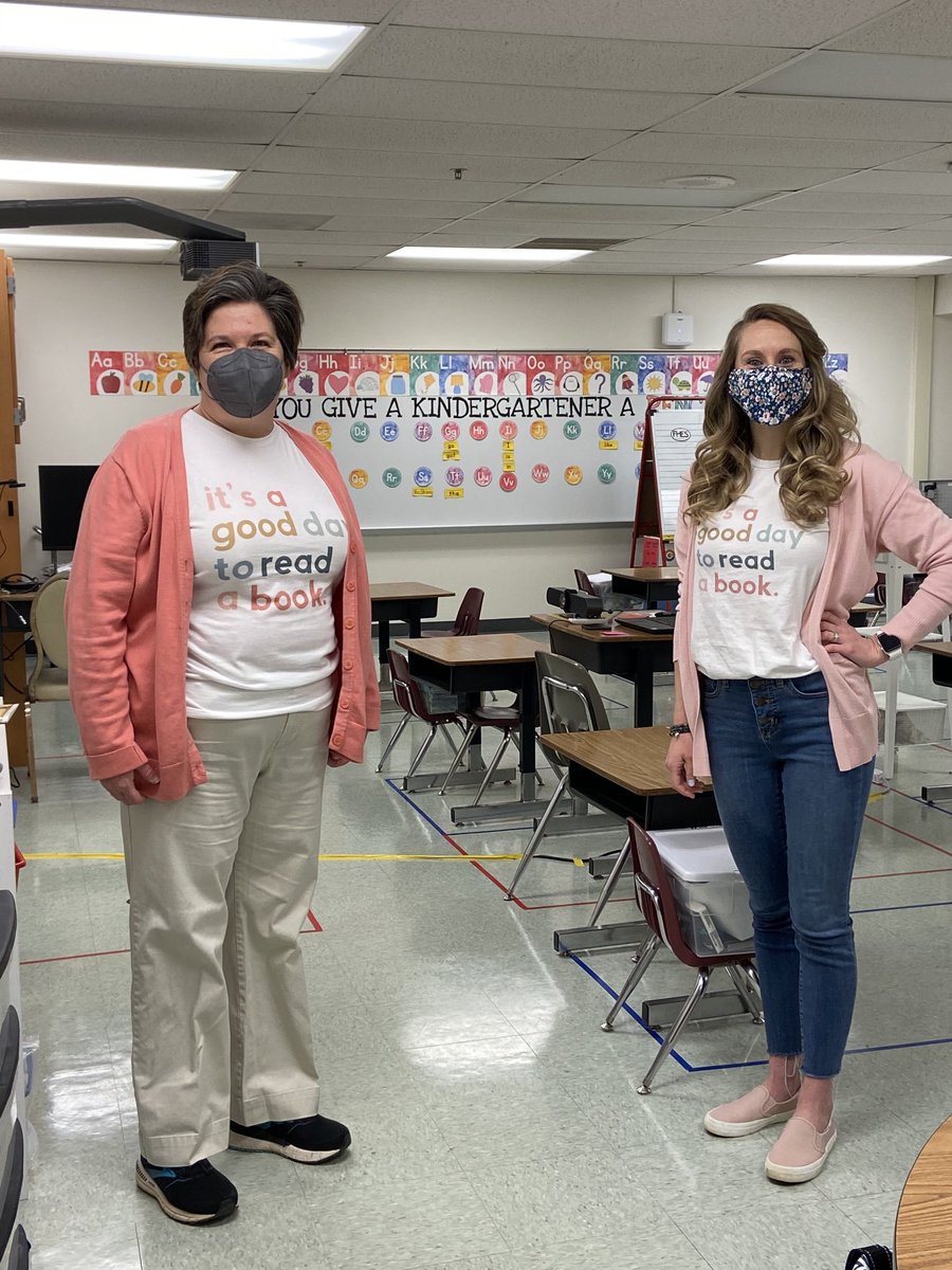 When you wear the same outfit for the Author ⁦@LauraMurrayBook⁩ visit you just know it’s gonna be a great day! #FHESfamily ⁦@kara_strumsky⁩ #kindiesrock