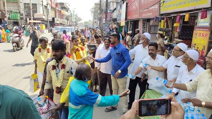 weluvcoimbatore's tweet photo. மனிதம் ❤️

கோனியம்மன் தேர் திருவிழாவின்போது! https://t.co/mzBvbQeY0W